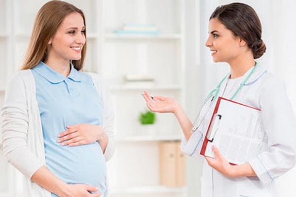 Какой врач ведет беременность и что он делает?