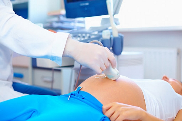 Какой врач ведет беременность и что он делает?