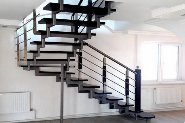Особенности лестниц на каркасе из металл