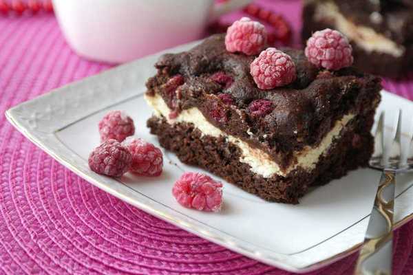 Шоколадно-творожный пирог с ягодами: простой рецепт