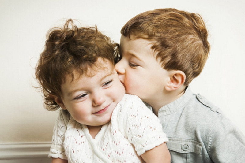 Как не надо вести себя родителям во время «первой романтической любви ребенка»