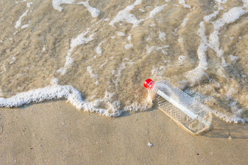 Японские ученые создадут пластик, растворяющийся в океане