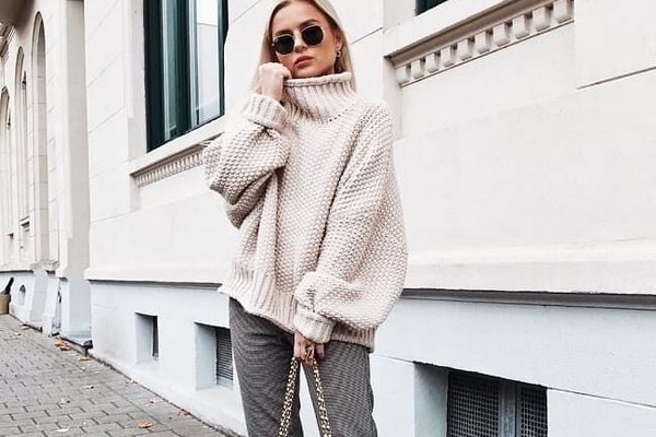 С чем носить объемные свитера: модные зимние образы на каждый день