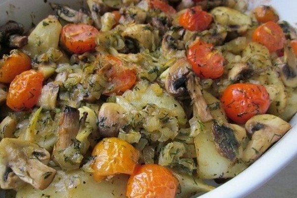 Картофель с шампиньонами, луком и помидорами