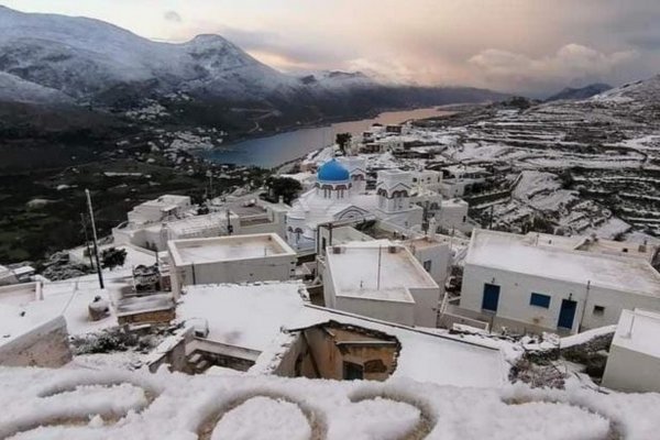 Редкое явление за десятки лет: курортные греческие острова накрыло сильным снегом