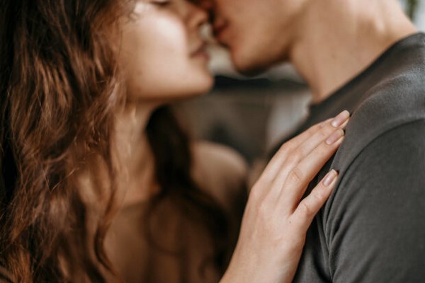 Медики рассказали, почему целоваться полезно для здоровья