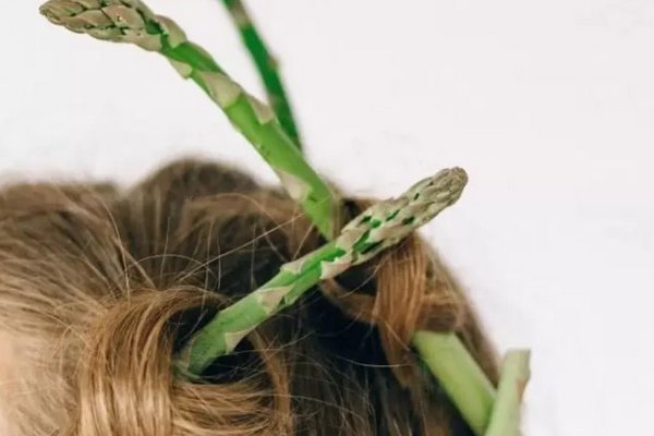 Три домашних способа избавиться от седых волос и остановить их выпадение