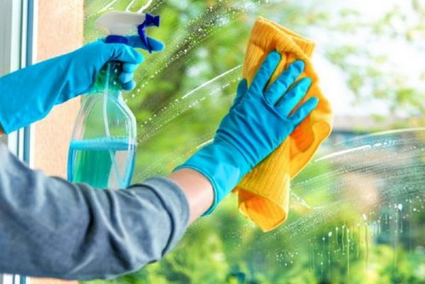 Как быстро вымыть окна без химии: ТОП-4 дешевых средств, которые не оставляют разводы